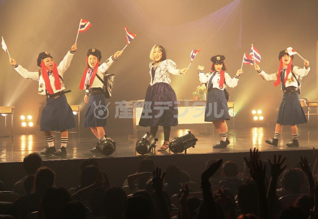 ダンスカンパニー「東京ゲゲゲイ」の舞台が終わると、客席からは割れんばかりの拍手が鳴り止まなかった＝２０１５年３月２８日、タイ・首都バンコクのＭシアター（田中幸美撮影）