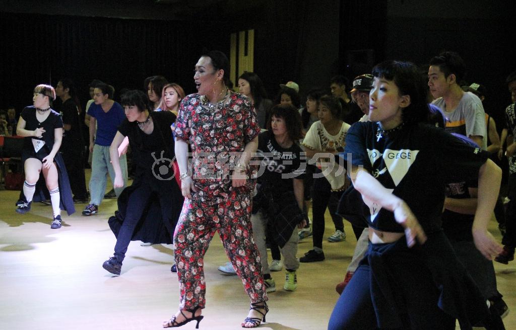 ダンスカンパニー「東京ゲゲゲイ」のワークショップでは、５０人以上もの参加者が非常に熱心にマイキーさんの踊りのスタイルの指導を受けた＝２０１５年３月２９日、タイ・首都バンコクのＭシアター（田中幸美撮影）