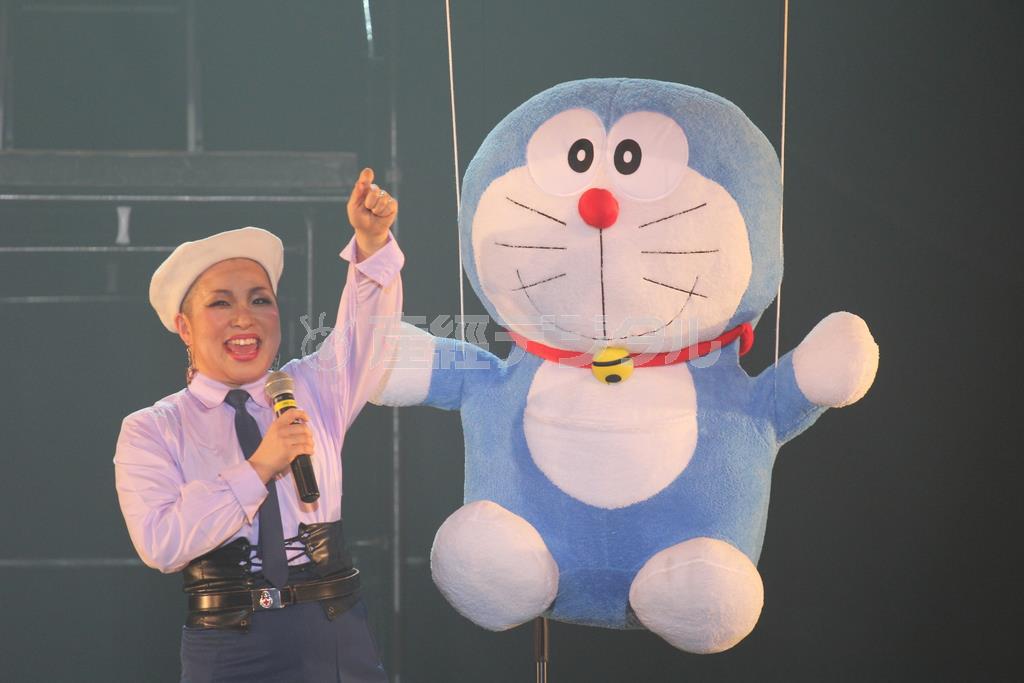 ダンスカンパニー「東京ゲゲゲイ」のステージに突然、ドラえもんが現れ、テーマソングが流れると大受けに受けた＝２０１５年３月２８日、タイ・首都バンコクのＭシアター（田中幸美撮影）