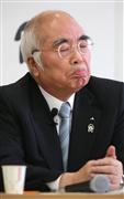 辞任会見で記者の質問を聞くＪＡ全中の万歳章会長＝９日、東京都千代田区（早坂洋祐撮影）