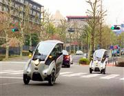 カーシェアリングサービスの実証実験が始まり、東京都内を走るトヨタ自動車の１人乗り超小型ＥＶ＝１０日、東京都千代田区（松岡朋枝撮影）