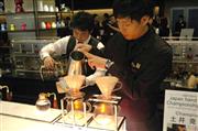 「ＵＣＣコーヒーアカデミー東京」では専門家によるドリップの実演なども行われる＝９日、東京都港区