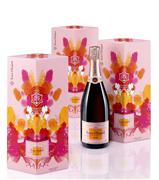 ブランドカラーであるイエローとピンクの春らしいパッケージ「ヴーヴ・クリコローズピーインク」