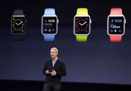 アップルウオッチについて説明するアップルのティム・クックＣＥＯ＝３月、米サンフランシスコＡＰ）