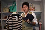 緊急時の貸し出しに対応するショールームについて説明するアイエイトの大森智人社長＝東京・渋谷
