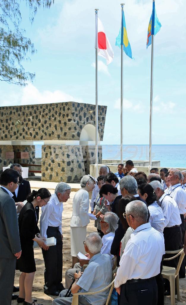 「西太平洋戦没者の碑」で拝礼後、遺族関係者らに声をかけられる天皇、皇后両陛下＝２０１５年４月９日午前、パラオ・ペリリュー島（松本健吾撮影）