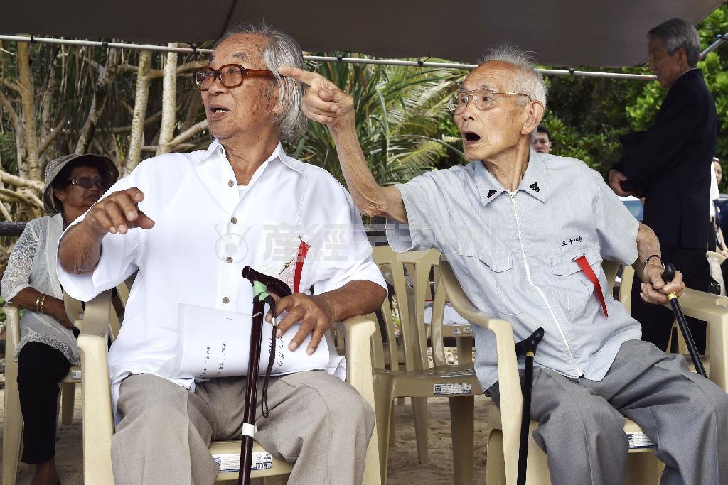 「西太平洋戦没者の碑」前で、天皇、皇后両陛下の到着を待つ元海軍上等水兵、土田喜代一さん（右）と元陸軍二等兵、倉田洋二さん＝２０１５年４月９日午前、パラオ・ペリリュー島（代表撮影）