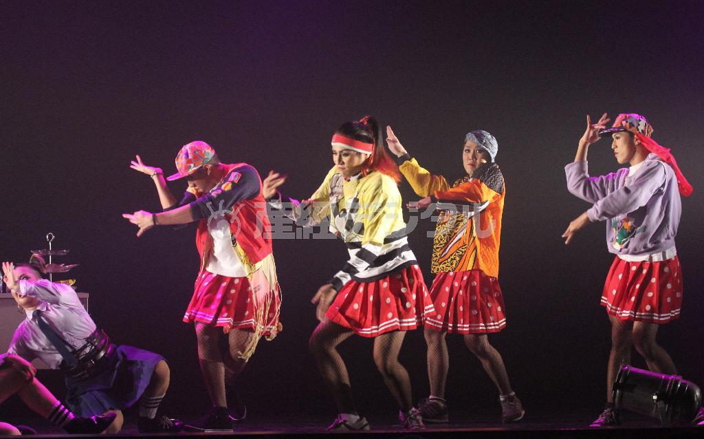 ダンスカンパニー「東京ゲゲゲイ」のショーのテーマは女子校。女装したタイの人気ダンスチーム「ＴＨＥ＿ＺＯＯ＿Ｔｈａｉｌａｄｎｄ」（ズータイランド）が舞台に姿を現すと大歓声が涌き起こり、ゲゲゲイのメンバーとのダンスバトルでは会場が揺れるほど熱狂した＝２０１５年３月２８日、タイ・首都バンコク・Ｍシアター（田中幸美撮影）