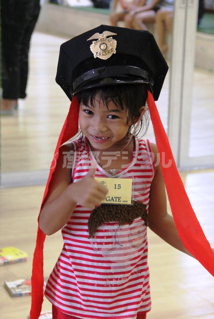 練習の合間にダンスカンパニー「東京ゲゲゲイ」の衣装の帽子をかぶっておどける女の子＝２０１５年３月２６日、タイ・首都バンコク（田中幸美撮影）