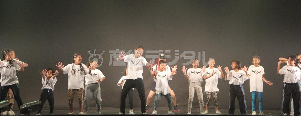 ダンス・ダンス・アジア公演で、ダンスカンパニー「東京ゲゲゲイ」のステージに上がりダンスを披露する子供たち＝２０１５年３月２８日、タイ・首都バンコクのＭシアター（田中幸美撮影）