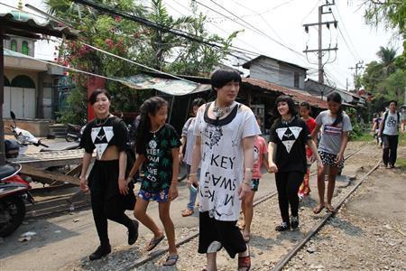 子供たちとともにクロントイ地区を散策するマイキーさん（中央）＝２０１５年３月２６日、タイ・首都バンコク（田中幸美撮影）