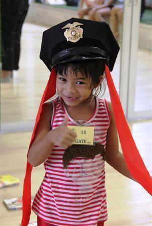 練習の合間にダンスカンパニー「東京ゲゲゲイ」の衣装の帽子をかぶっておどける女の子＝２０１５年３月２６日、タイ・首都バンコク（田中幸美撮影）