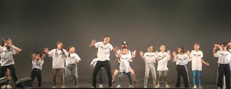 ダンス・ダンス・アジア公演で、ダンスカンパニー「東京ゲゲゲイ」のステージに上がりダンスを披露する子供たち＝２０１５年３月２８日、タイ・首都バンコクのＭシアター（田中幸美撮影）