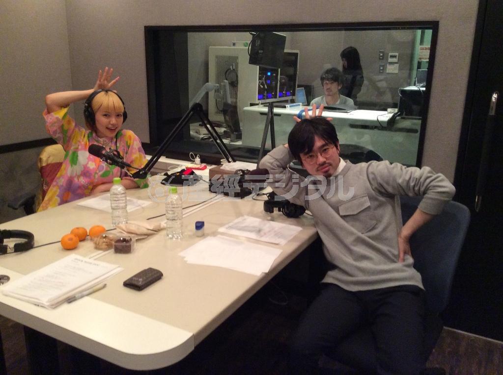 ラジオプログラム「ＲＯＣＫ＿ＷＩＴＨ＿ＹＯＵ」をナビゲートするＯＫＡＭＯＴＯ’Ｓのベース担当ハマ・オカモトさん（右）と女優の二階堂ふみさん＝２０１５年３月３０日（Ｊ－ＷＡＶＥ提供）