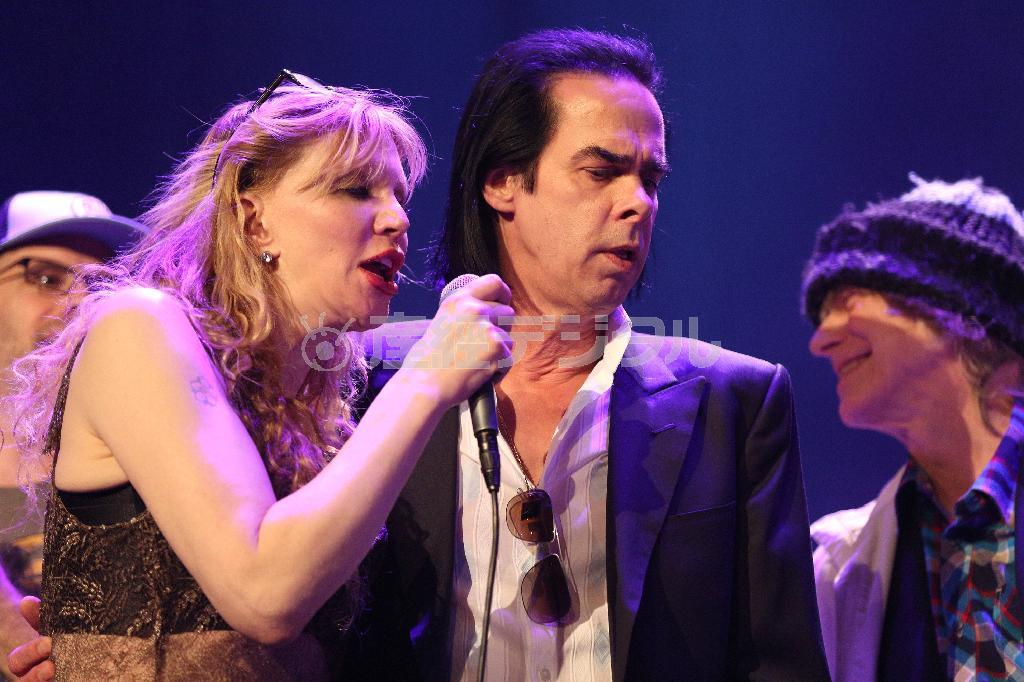 ミュージシャンのコートニー・ラブさん（左）とニック・ケイブさん（中央）＝２０１５年４月７日、米カリフォルニア州ロサンゼルス（ＡＰ）