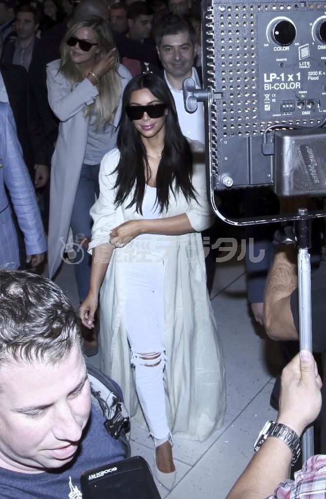 米女優、テレビパーソナリティーのキム・カーダシアンさん（中央）＝２０１５年４月８日、アルメニア・首都エレバン（ＡＰ）