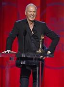 米アカデミー賞授賞式の前日に行われた第３０回インディペンデント・スピリット・アワード授賞式。主演男優賞を手中に収め、スピーチに臨むマイケル・キートン＝２０１５年２月２１日、米カリフォルニア州サンタモニカ（ＡＰ）