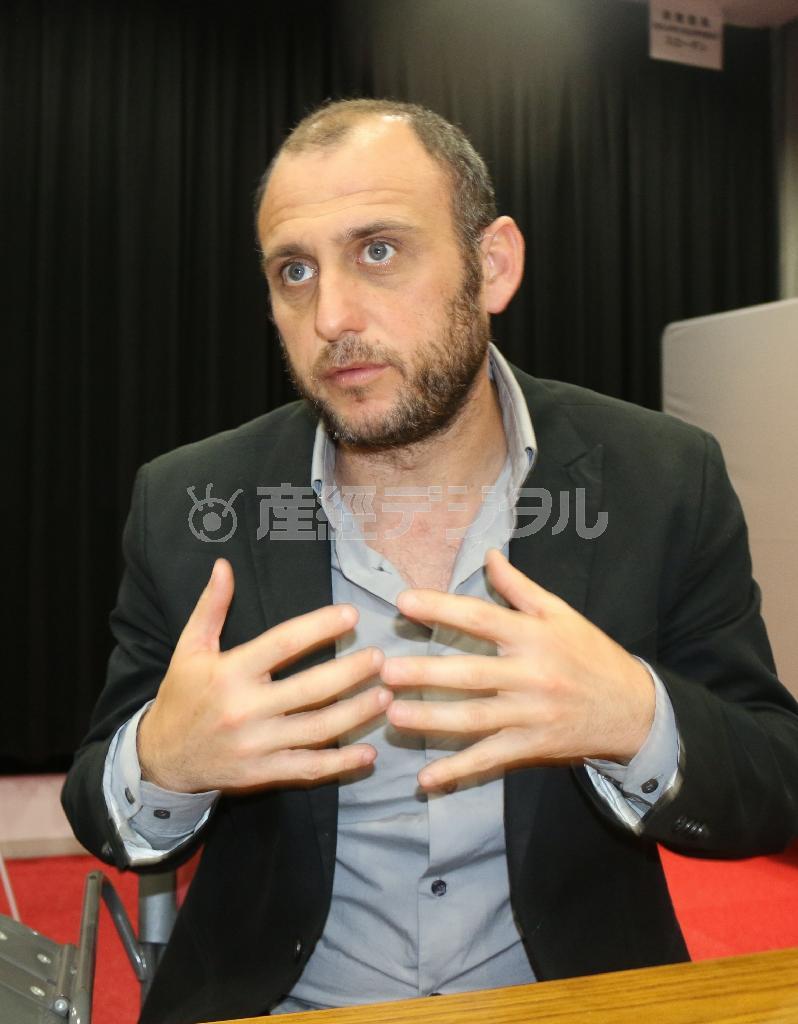 初めて映画作りに挑んだ報道カメラマンのシャウル・シュワルツ監督＝２０１５年４月２日（高橋天地撮影）