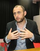 初めて映画作りに挑んだ報道カメラマンのシャウル・シュワルツ監督＝２０１５年４月２日（高橋天地撮影）