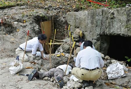 厚生労働省の職員らが参加しパラオ・ペリリュー島で行われた遺骨収集作業＝３月２５日（共同）