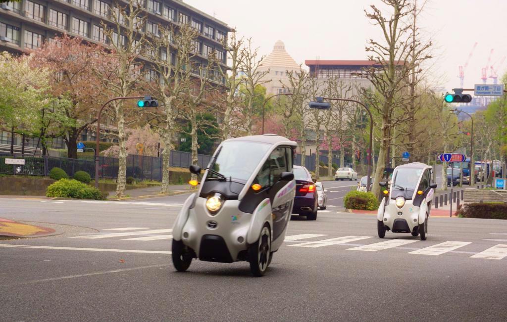 カーシェアリングサービスの実証実験が始まり、東京都千代田区を走るトヨタ自動車の１人乗り超小型ＥＶ「ｉ－ＲＯＡＤ」＝１０日