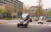 カーシェアリングサービスの実証実験が始まり、東京都千代田区を走るトヨタ自動車の１人乗り超小型ＥＶ「ｉ－ＲＯＡＤ」＝１０日