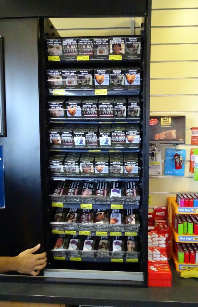 健康被害を強調したたばこを陳列するオーストラリアの売り場