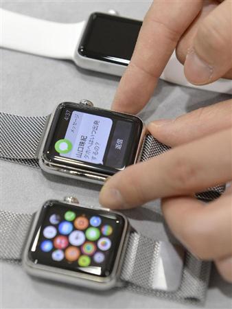 試着のため店頭に並べられた米アップルの腕時計型端末「アップルウオッチ」＝１０日午前、東京都渋谷区のソフトバンク表参道