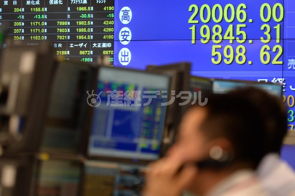 日経平均株価のこの日の高値である２万６円を表示する大和証券トレーディングルームのモニター＝２０１５年４月１０日午前、東京都千代田区（大西史朗撮影）