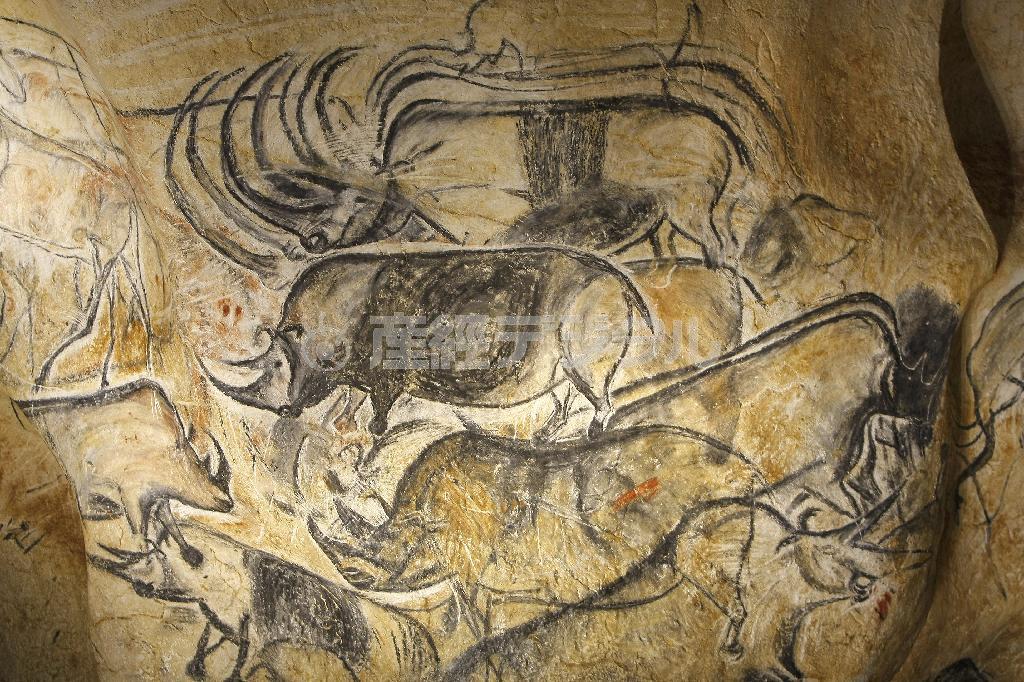 精巧に複製されたショーベ洞窟の壁画。この写真には欧州では絶滅したサイが描かれている。展示館では野生の牛や馬など４００点にも及ぶ壁画が実物と同じように配置されている＝２０１５年４月１０日、フランス（ＡＰ）