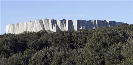 一帯の地質にあわせて造られた展示館の外観。まるで岩山のようにみえる＝２０１５年４月１０日、フランス（ＡＰ）