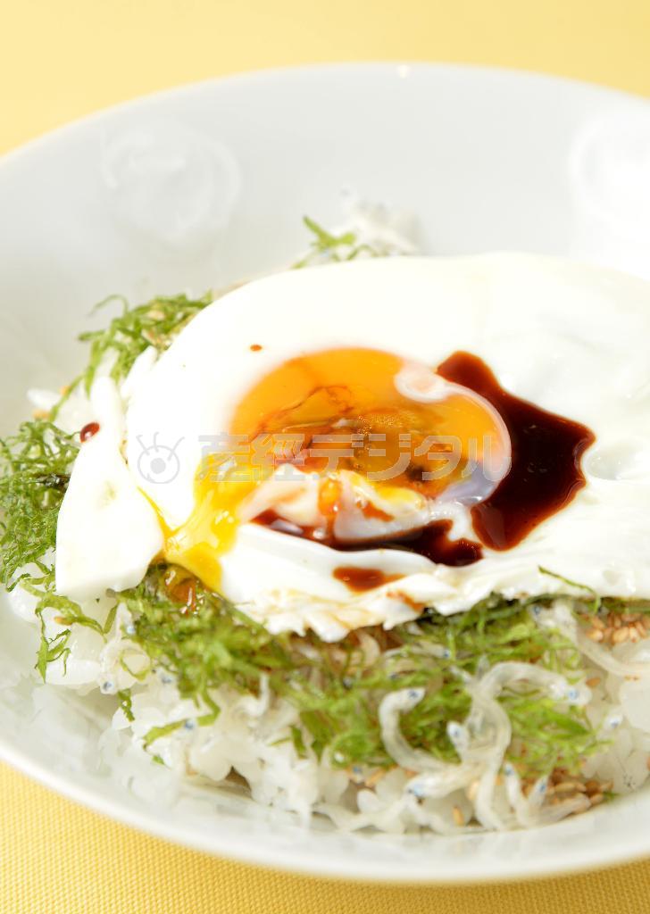 ≪究極の目玉焼きご飯≫＿＿半熟目玉焼きを炊きたての雑穀ご飯に載せて、ネギと大葉の薬味にちりめんじゃこと白ゴマを加え、しょうゆをたらしていただく。卵を常温にもどして焼くのがコツ。