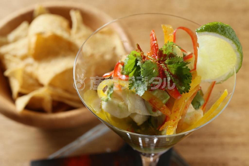 爽やかなライムが白身魚のうま味を引き立てる「魚介のセビーチェ」（９００円～）＝２０１５年３月２３日、京都市中京区（志儀駒貴撮影）