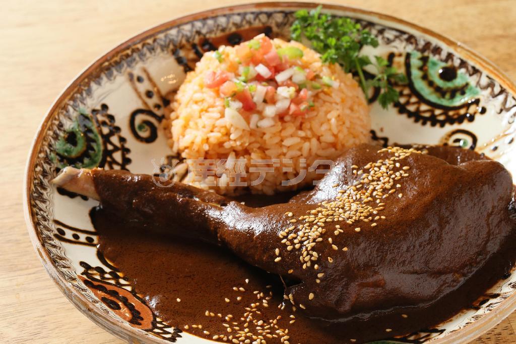 カカオをベースにしたメキシコ伝統のモーレソースの濃厚な甘みと鶏肉の旨味が絶品の「骨付き鶏もも肉のモーレソース」（２５００円）。スパイシーなメキシカンライスとの相性もばっちり…＝２０１５年３月２３日、京都市中京区（志儀駒貴撮影）