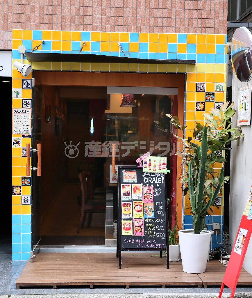 メキシコの街を思わせる明るい雰囲気の外観＝２０１３年３月２３日、京都市中京区（志儀駒貴撮影）