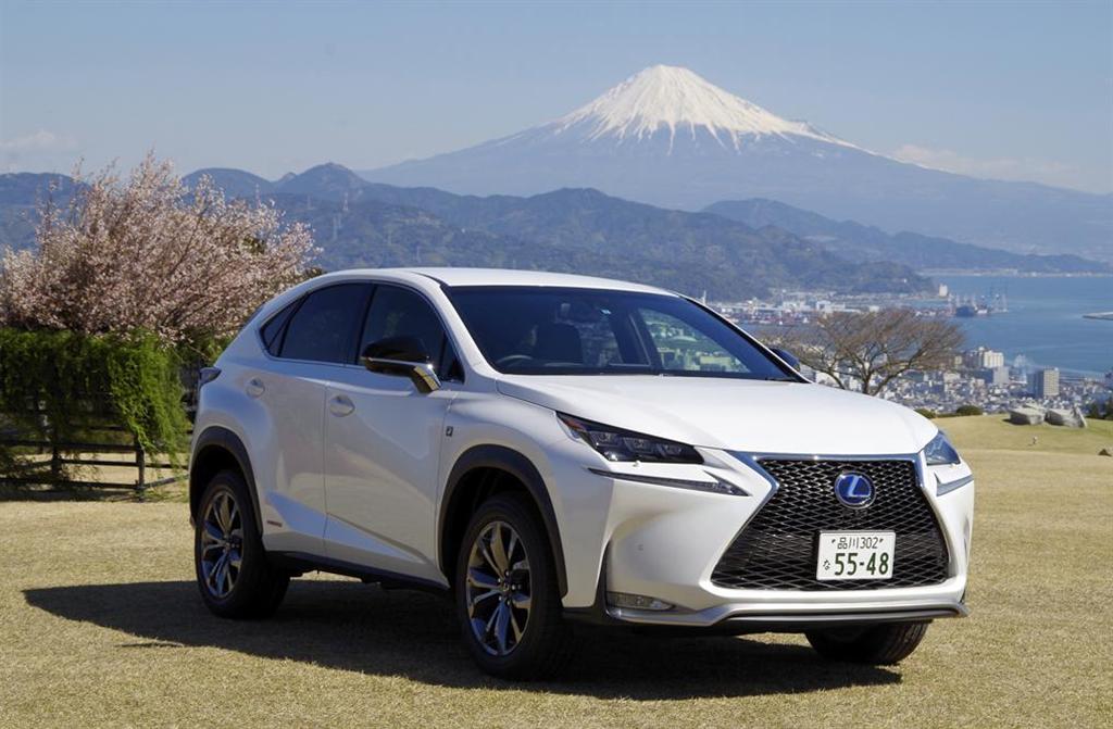 富士山、サクラ、そしてレクサス「ＮＸ」＝日本平ホテル