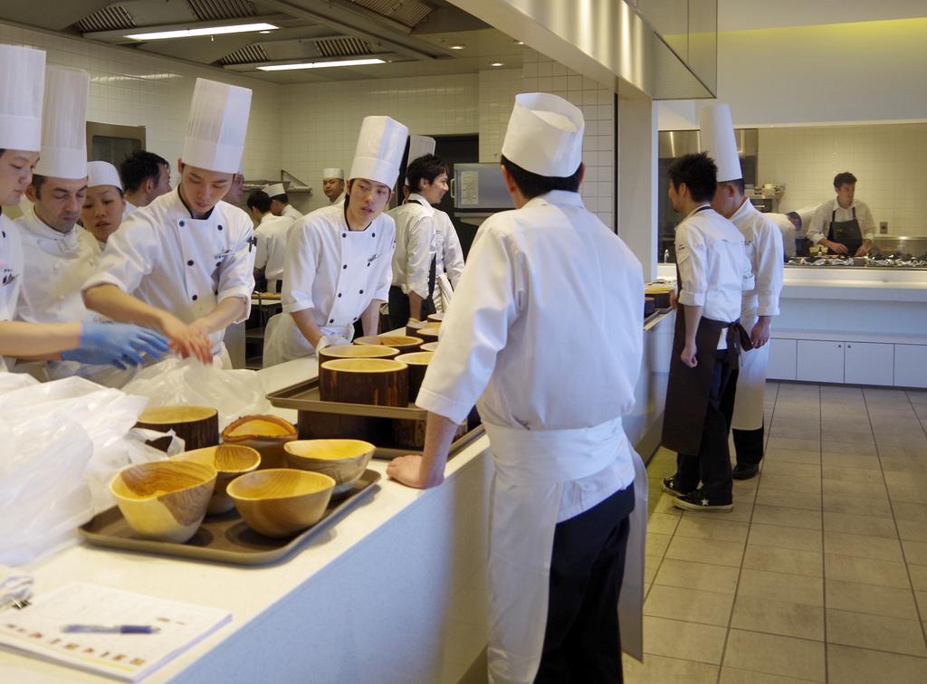 調理場で準備するシェフら＝日本平ホテル