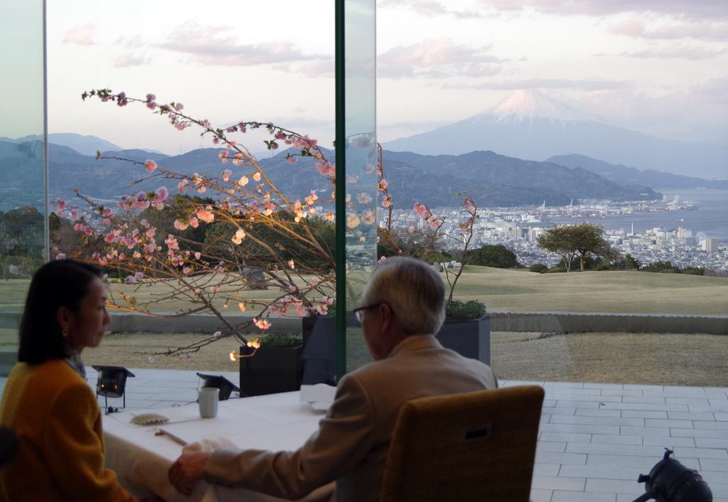 富士山とサクラを眺めながら食事を楽しむ参加者＝日本平ホテル