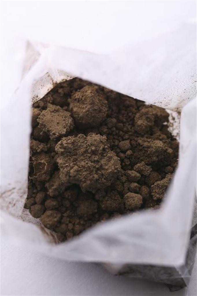 袋の中身は野菜を育てた農場の土だった＝日本平ホテル