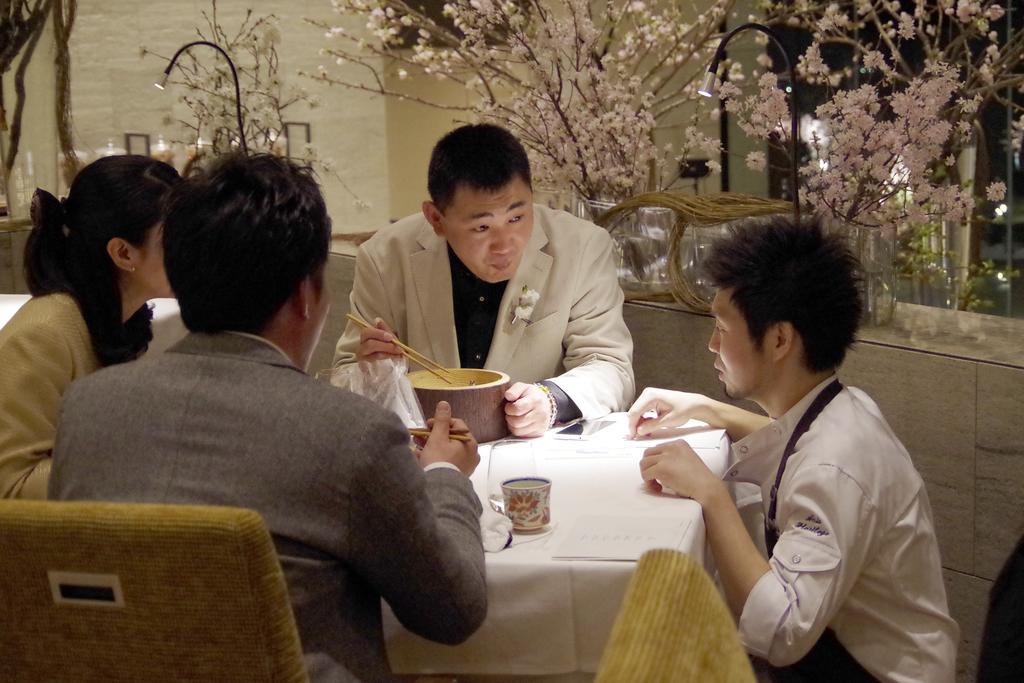 長谷川在佑氏（右）からメニューの説明を受ける参加者＝日本平ホテル