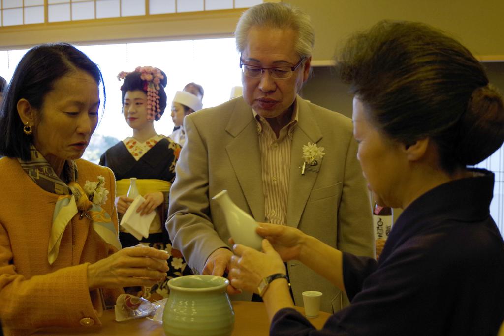 日本酒を楽しむ参加者ら＝日本平ホテル
