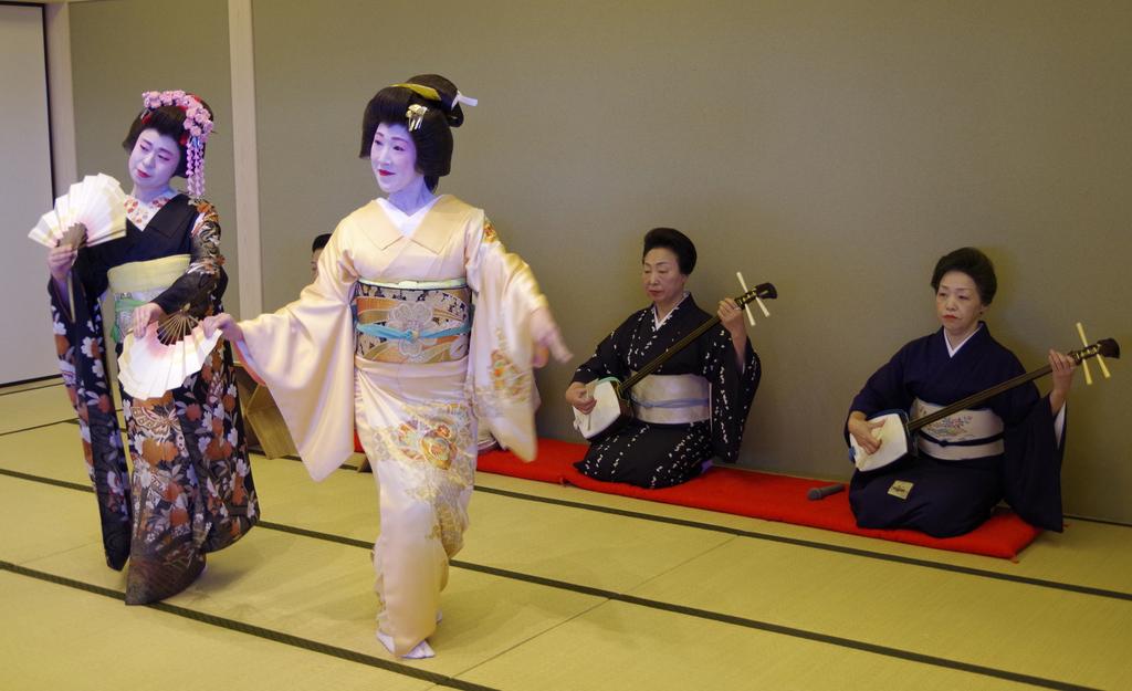 踊りや唄を披露する静岡の芸妓＝日本平ホテル