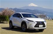 富士山、サクラ、そしてレクサス「ＮＸ」＝日本平ホテル