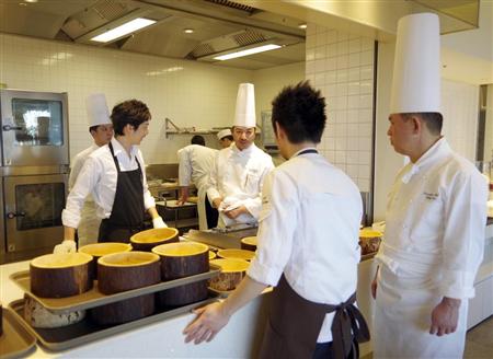 調理場で打ち合わせする長谷川在佑氏（中央手前）ら＝日本平ホテル