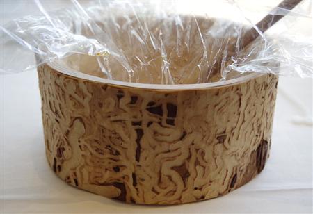 「明日はツルツル」の器。静岡産のスギの木でつくられている＝日本平ホテル