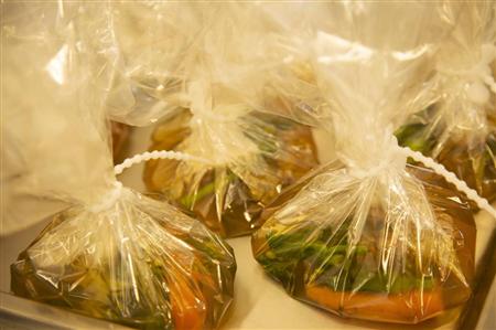 「明日はツルツル」。袋の中身はスッポンと野菜のスープだった＝日本平ホテル