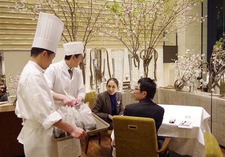 不思議な袋に興味を示す参加者＝日本平ホテル