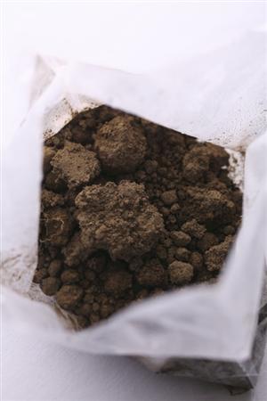 袋の中身は野菜を育てた農場の土だった＝日本平ホテル