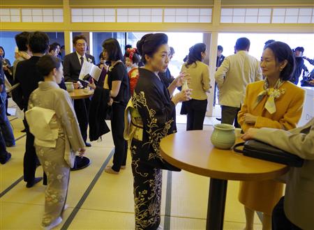 日本酒を楽しむ参加者ら＝日本平ホテル