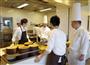 調理場で打ち合わせする長谷川在佑氏（中央手前）ら＝日本平ホテル